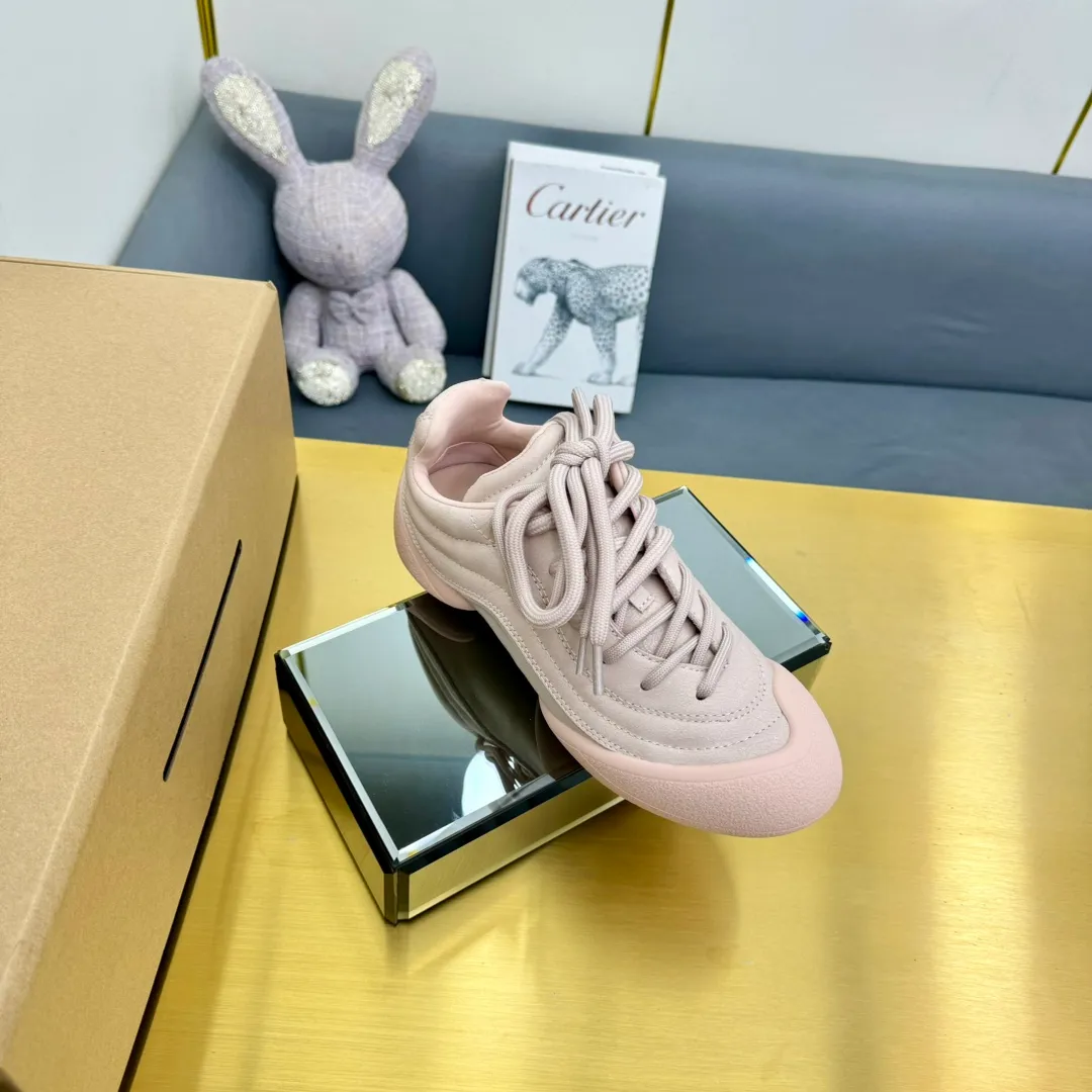 👟👟Ex-factory price 600👟👟 Men's size +10 The latest popular couple model ALEXANDER MCQUEEN/Alexander McQueen 24ss The latest autumn and winter Flexion series retro casual sneakers Original purchase development and production This Flexion Off white tone grain leather low-top sneakers use different sizes of laces and are matched with lightweight segmented soles inspired by anatomy. The reverse skull pattern is embossed on the heel. Fabric: Original customized imported first-layer cowhide. Lining: Customized imported breathable mesh lining. Sole: Original open-molded non-slip TPU material. Size: #Female model 35-40 #Men's model 39-45 (custom-made 45 non-returnable)